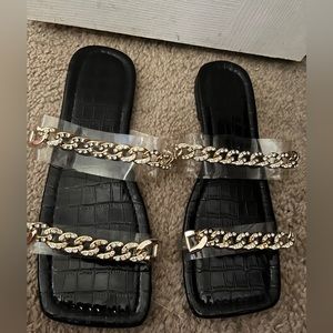 Size 6. Bought from shein. Color black and gold. Very comfy and easy to put on